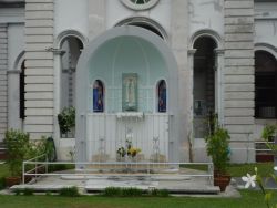 Marienstatue vor Kirche