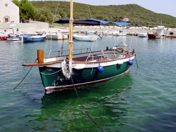 Segelboot im Hafen der Insel Premuda